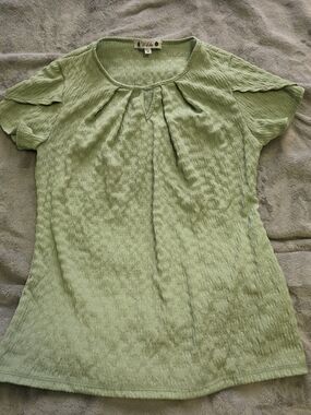💖=3/$20 Wilde Women's Textured Short-Sleeve Blouse in Light Green
